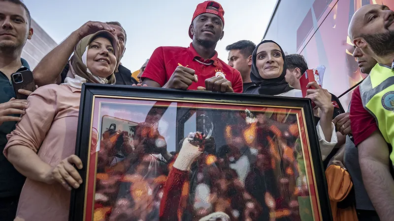 Osimhen’e 135 Bin Boncuktan Anlamlı Hediye!