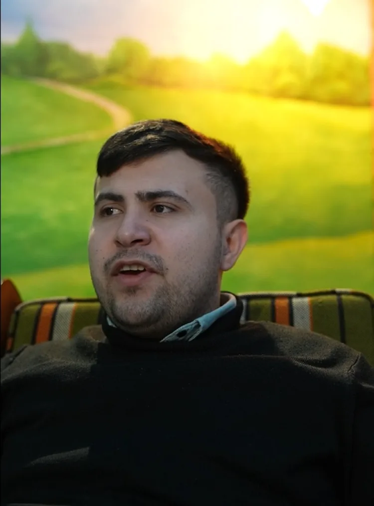 İsmail Öz şiir okurken