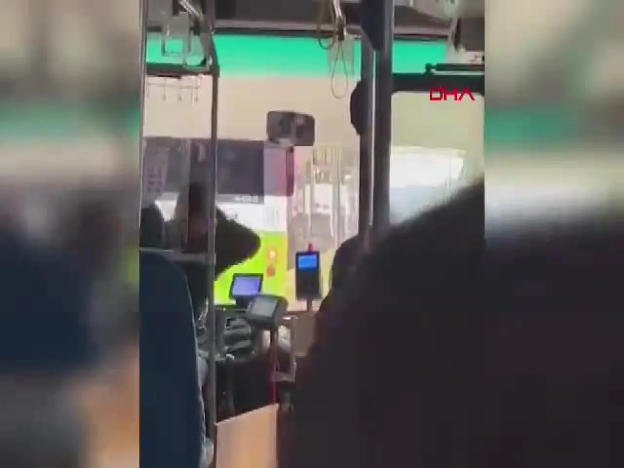 Otobüs şoförü ile kadın yolcunun kavgası kamerada
