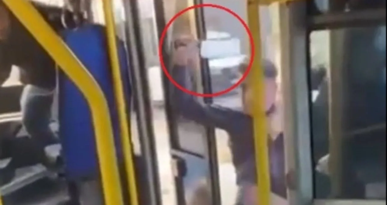 Otobüste Yer Kavgası Satırla Bitti!