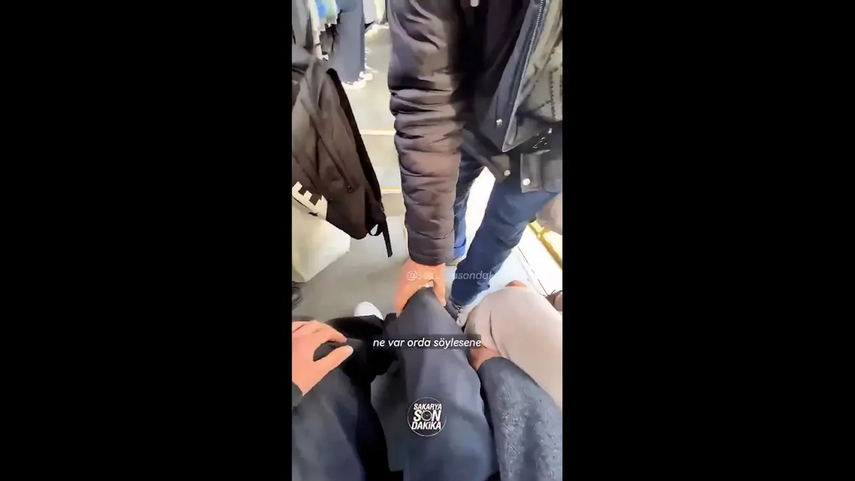 Yer vermeyince kucağına oturdu: Bacağını görünce ise şoke oldu!