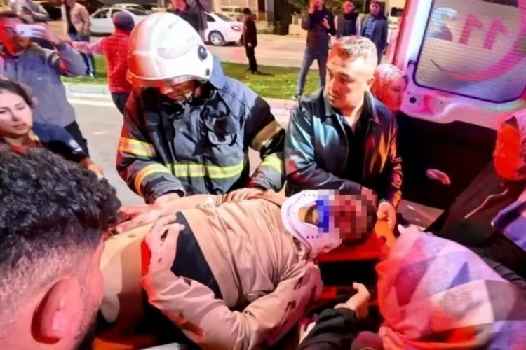 Otomobil direğe saplandı: 2 ağır yaralı!