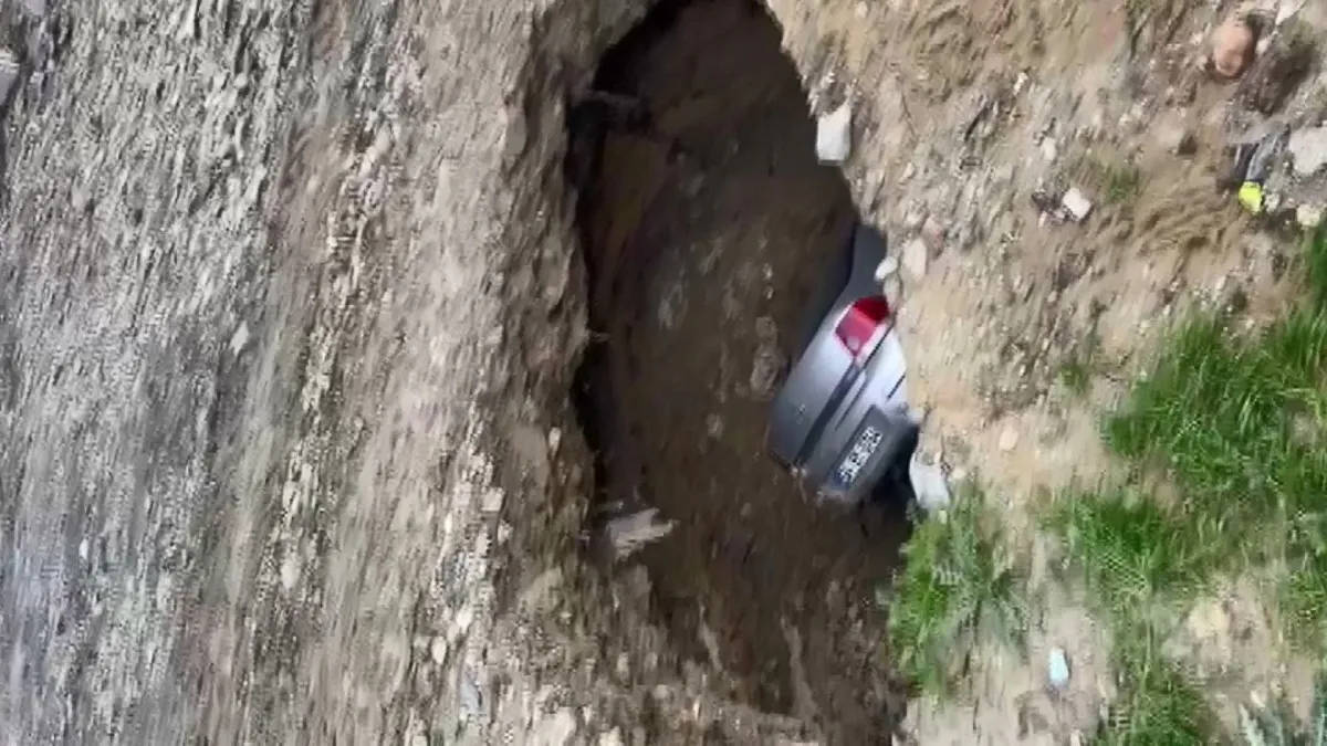 Otomobil Göçüğe Düştü, Mahallede Şok Etkisi!