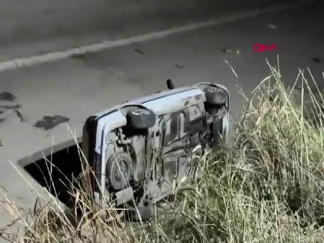 Otomobil su kanalına uçtu! Yaralılar var...