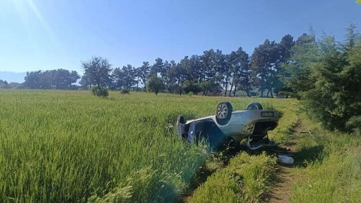 Otomobil Tarlaya Devrildi: 3 Yaralı!