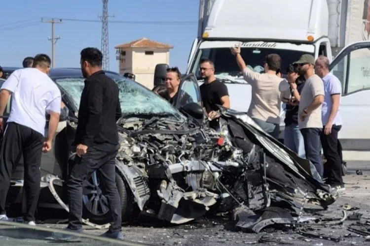 Otomobil ve kamyonet çarpıştı: 5 yaralı!