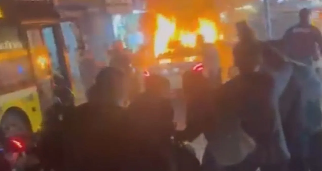 Otomobilde Havai Fişek Patladı, Yangın Çıktı!