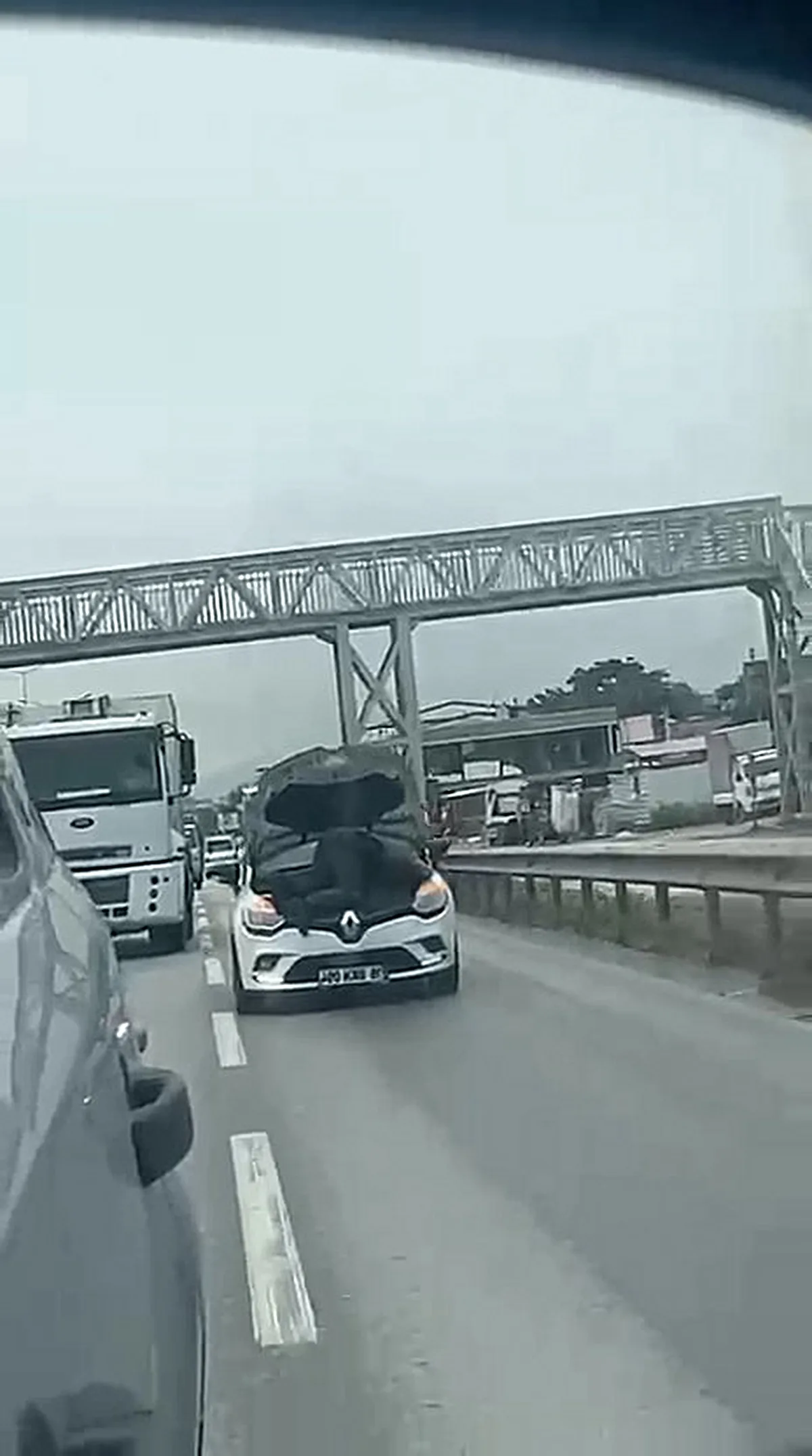 Otomobilin motorunun üstünde seyahat eden kişinin görüntüleri ortaya çıktı