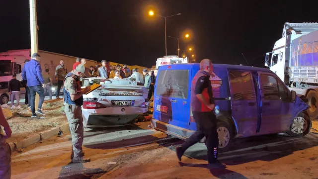 Otomobilin tır sürücülerinin üzerine devrilmesiyle 6 kişi yaralandı