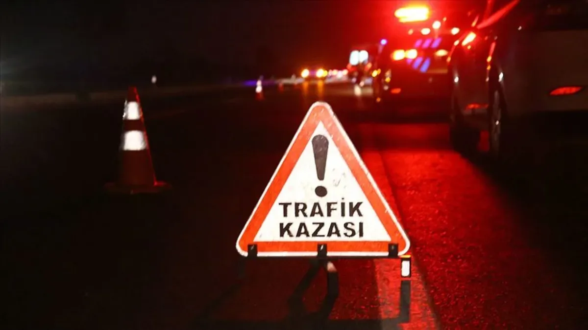 Otoyolda Devrilen Araçta İki Yaralı