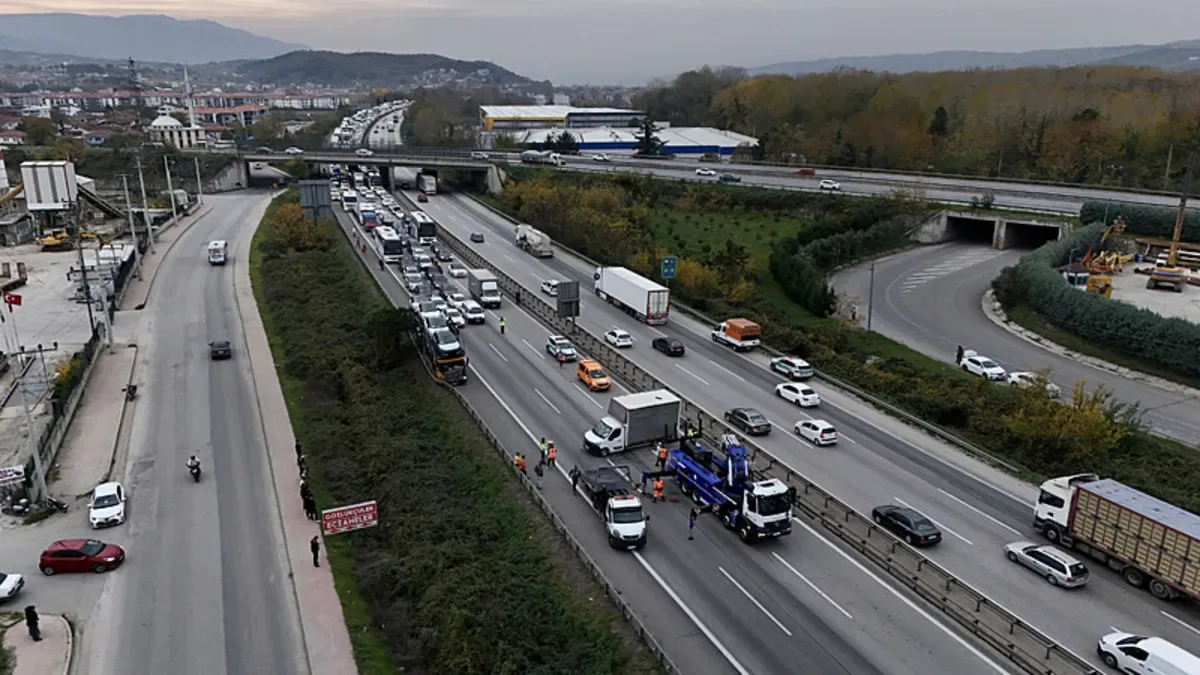 Otoyolda Kaza: Kamyonet Devrildi, Trafik Kilitlendi!