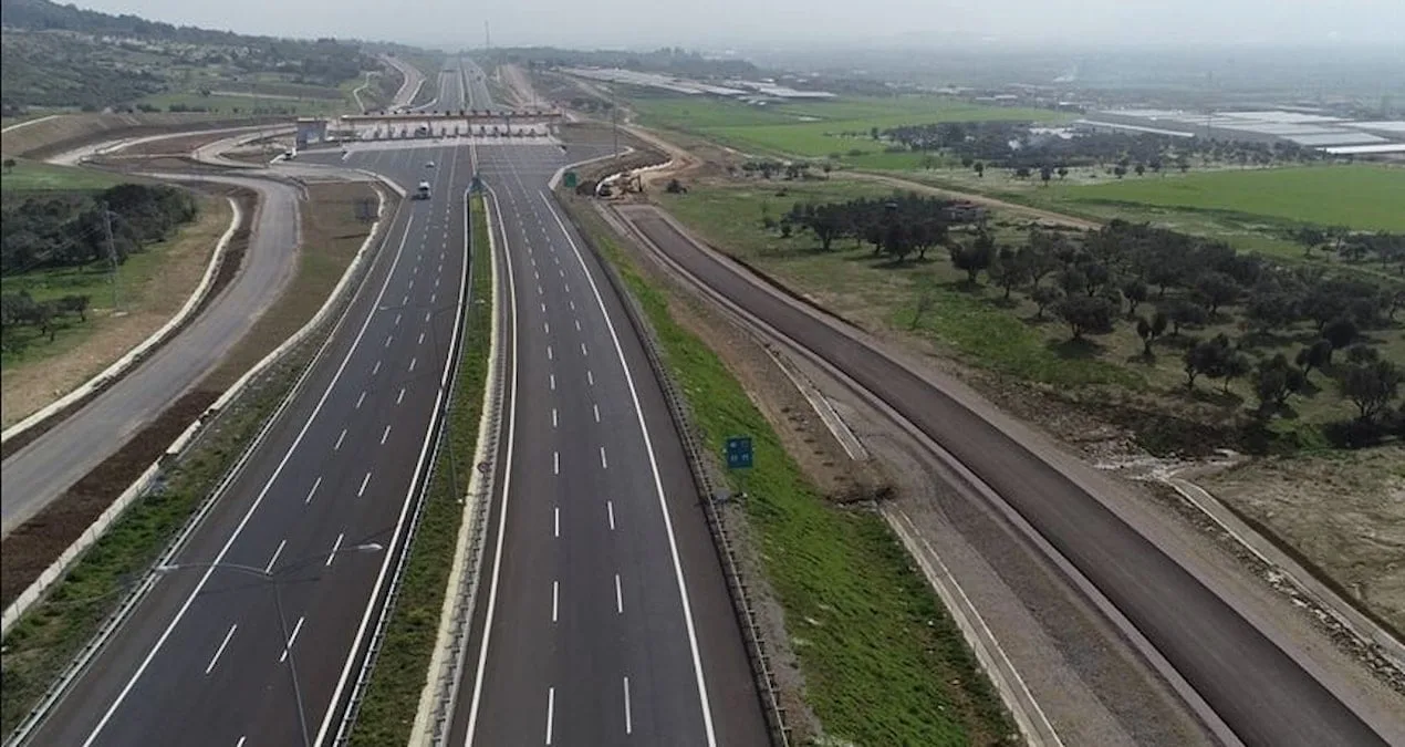 Otoyolda Toprak Kayması: Yol Kapandı, Tedbir Alındı!