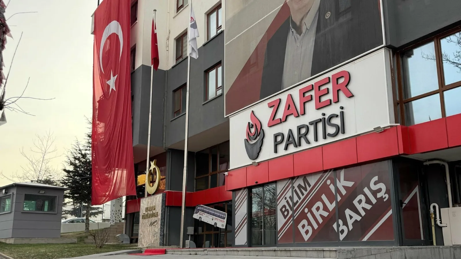 Özdağ’dan Teşkilata Türk Bayrağı Çağrısı!