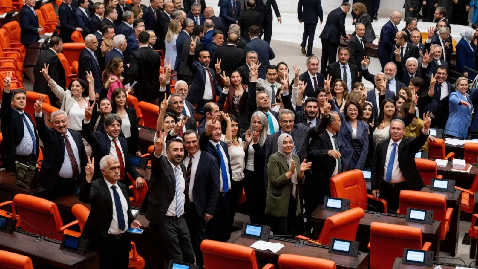 Özdağ’dan ‘Zafer’ İşareti Üzerine Çarpıcı Değerlendirme