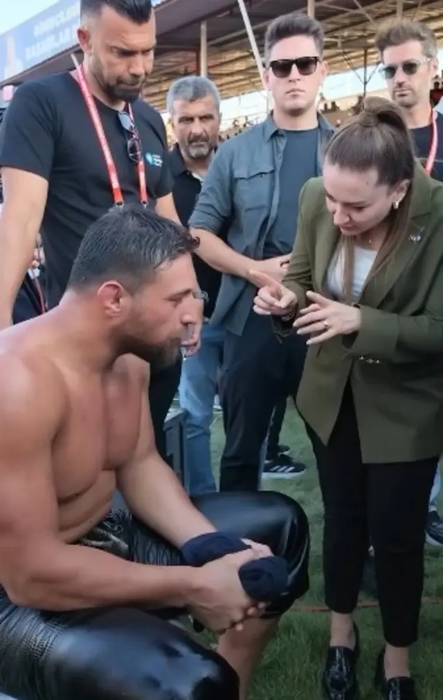 Güreşçileri alnından öpmüştü! Büşra Özdemir den açıklama: