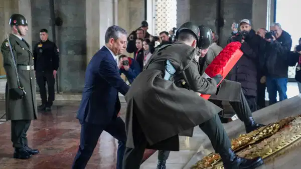 Özgür Özel, Anıtkabir’de Atatürk’e Saygı Duruşu