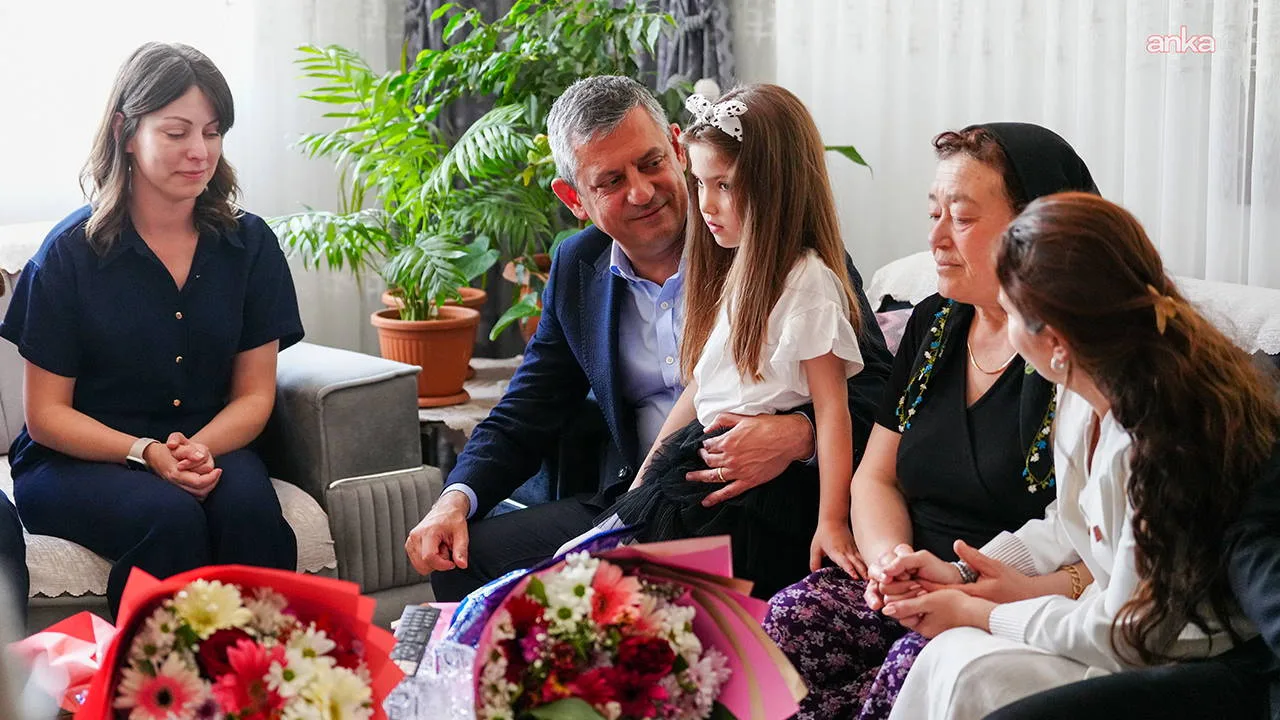 Özgür Özel, Anneler Günü’nü Annesiyle Kutladı