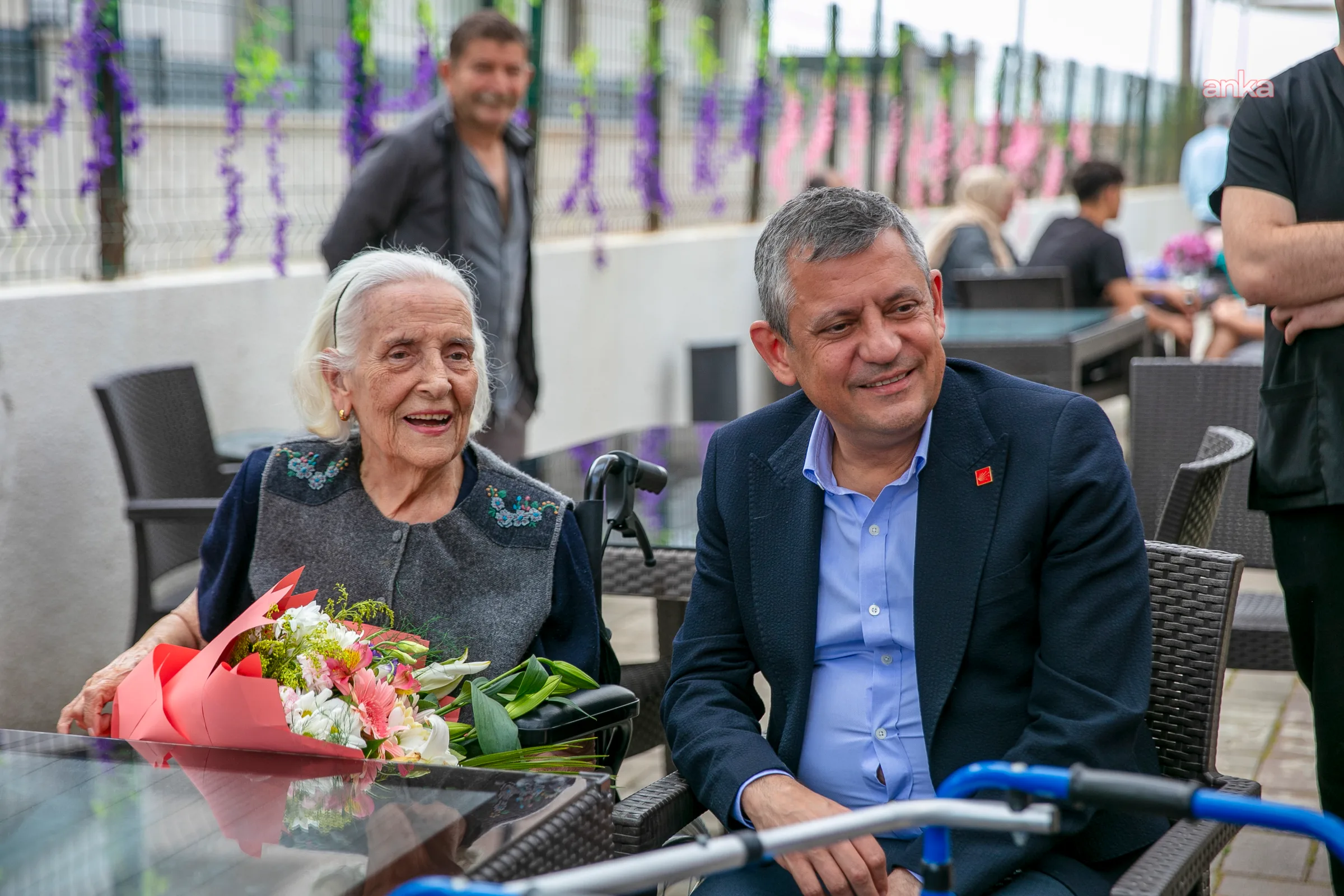 Özgür Özel Anneler Günü’nü Manisa’da Kutladı