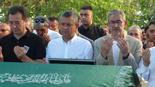 Özgür Özel, Arkadaşının Cenazesinde Saf Tuttu