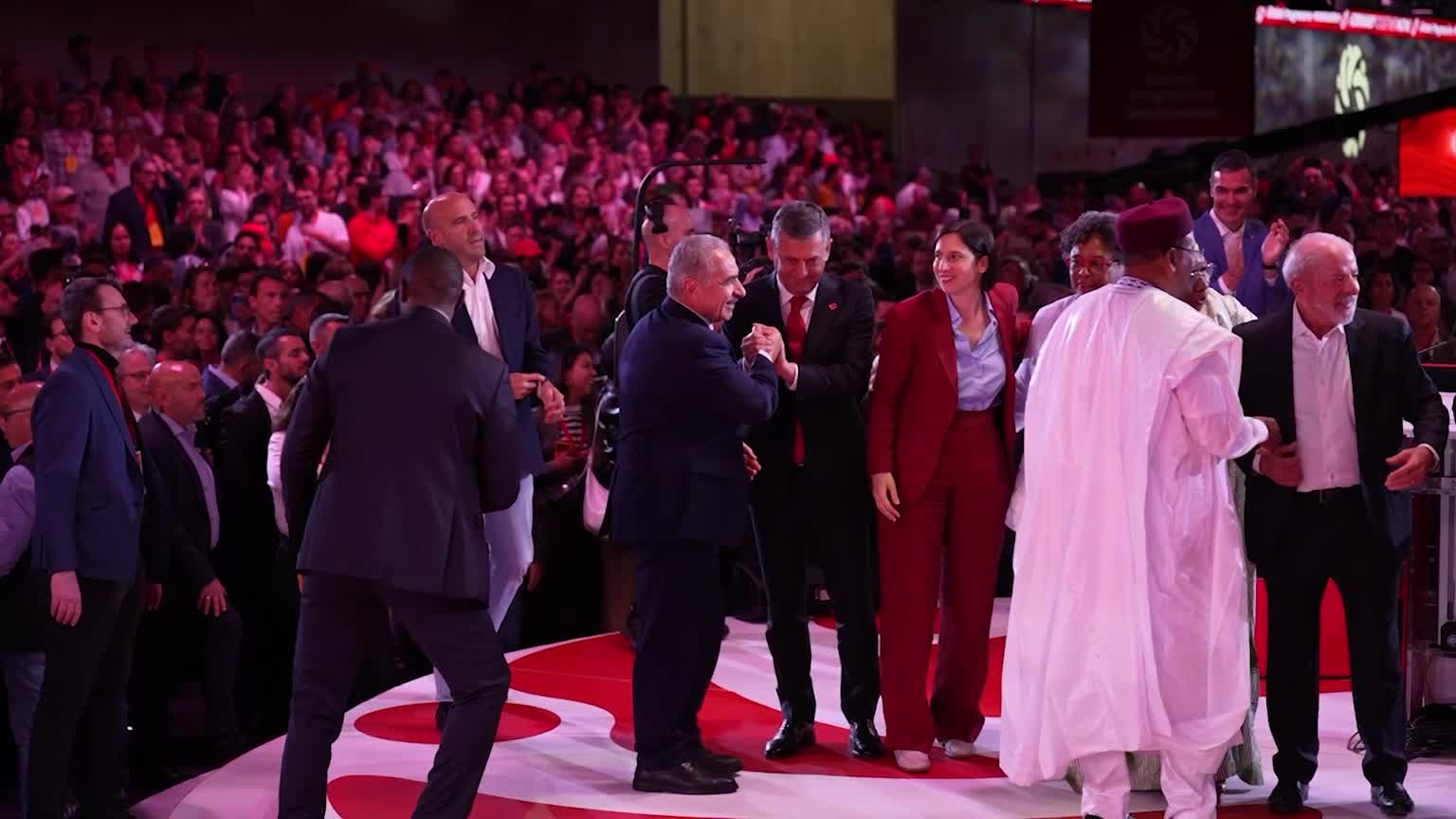 Özgür Özel, Barselona’da İlerici Liderler ile