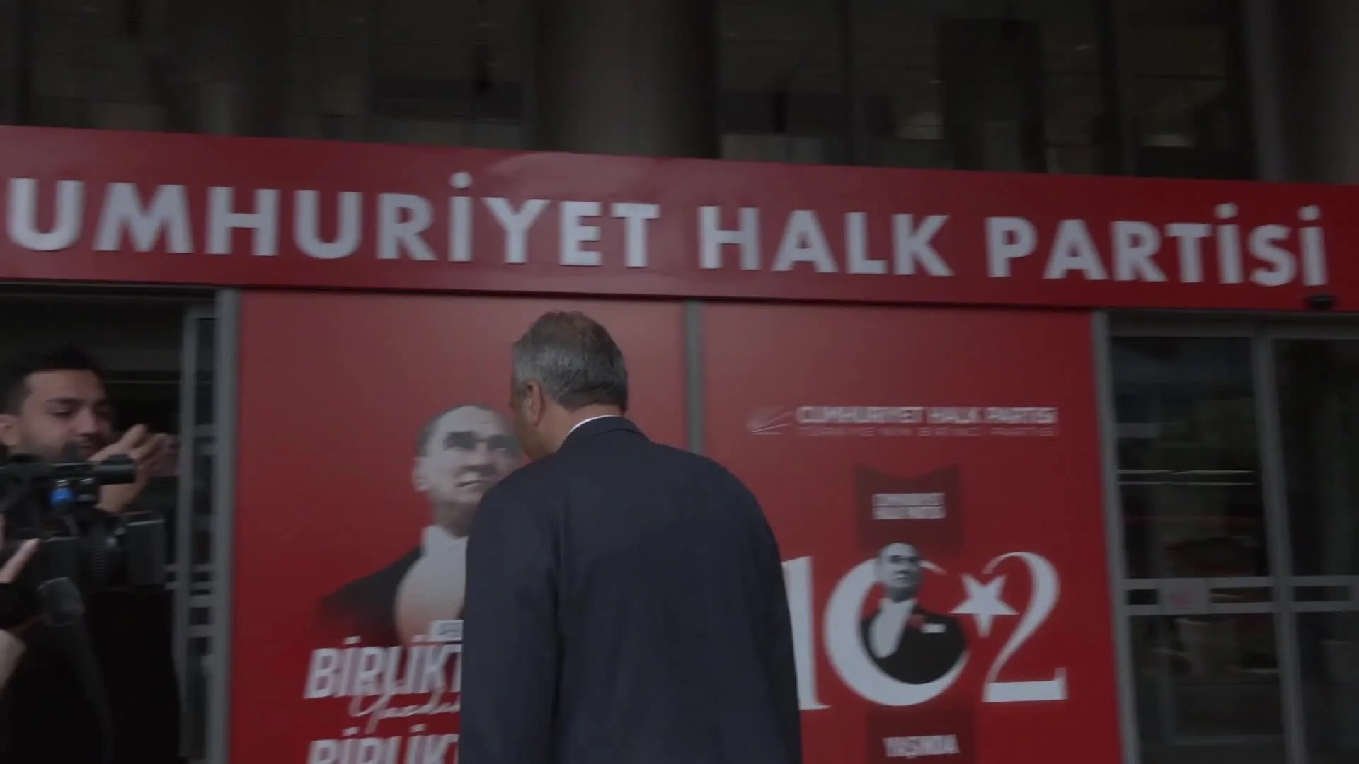 Özgür Özel, CHP Grup Başkanı Seçildi!