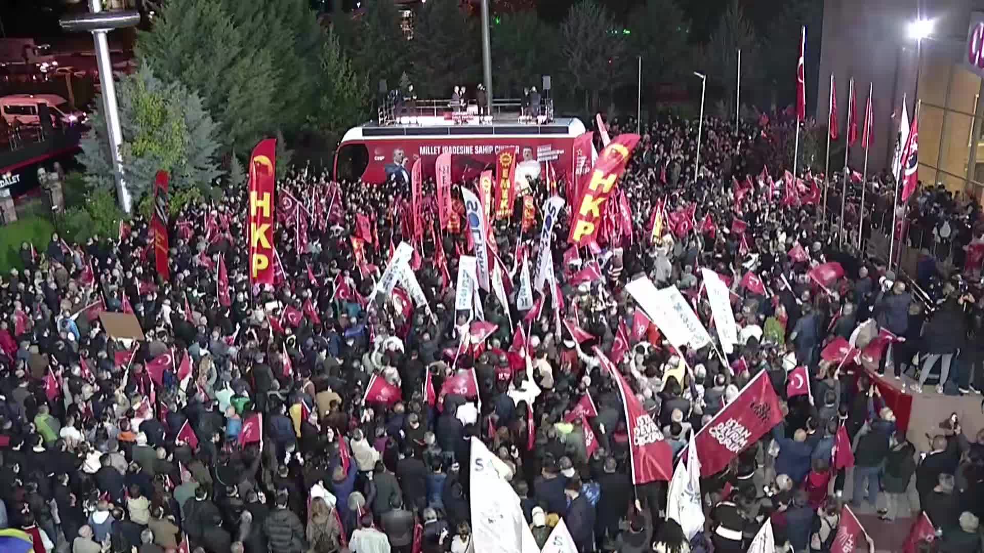 Özgür Özel: ‘Darbeye Karşı Buradayım, Gitmiyorum!’