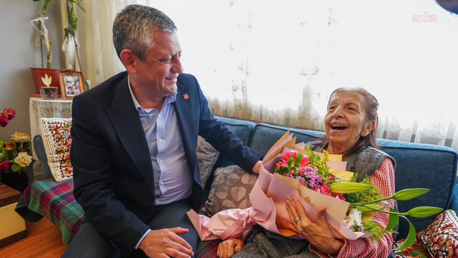 Özgür Özel’den Anneler Günü Ziyareti