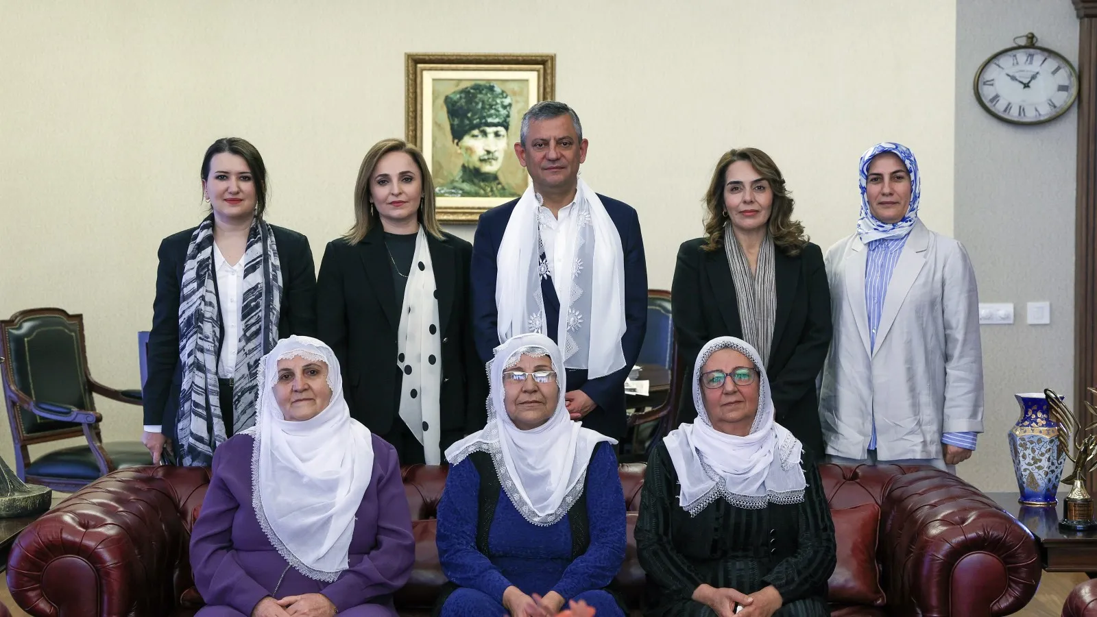 Özgür Özel’den Barış Anneleri ile Kritik Görüşme