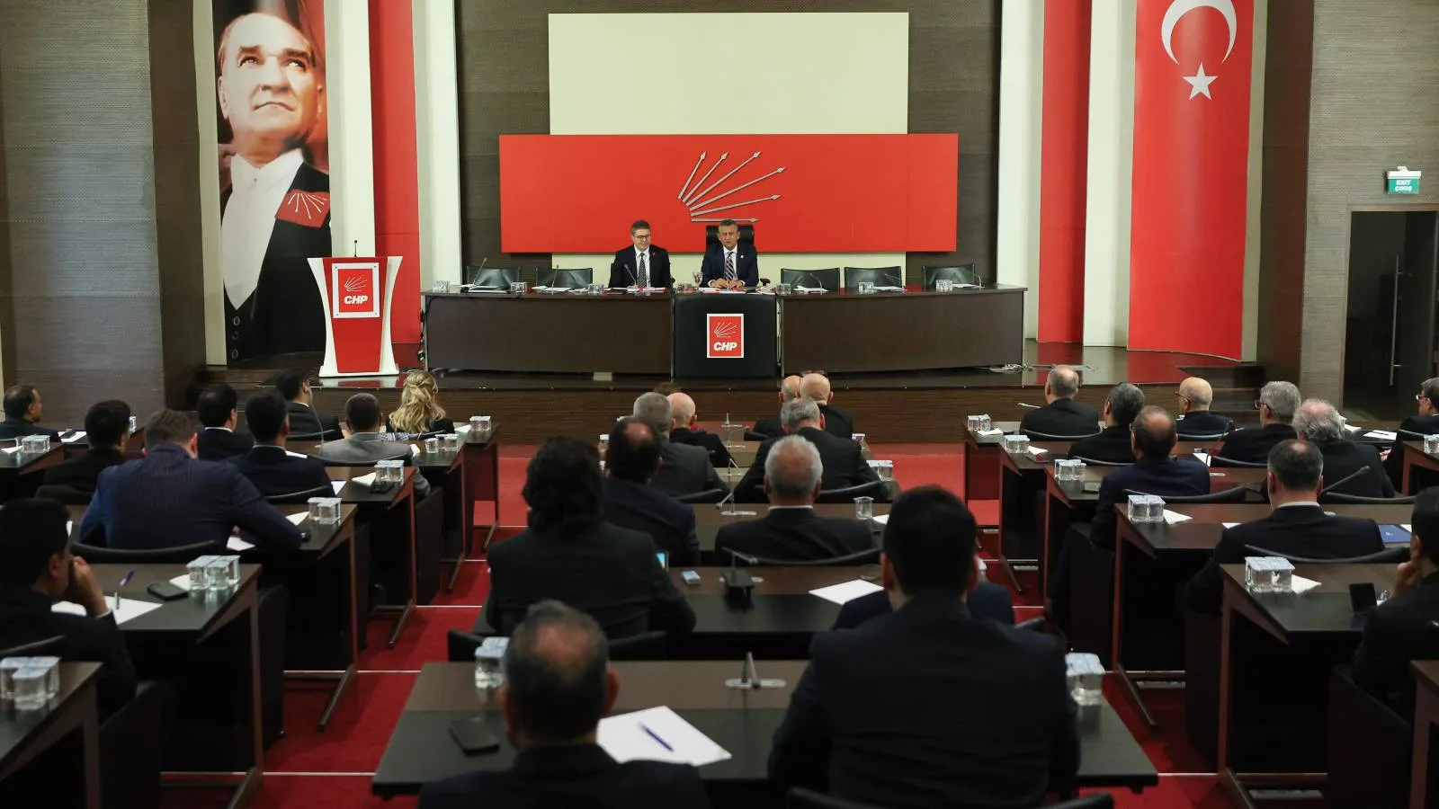 Özgür Özel’den İl Başkanlarına Acil Toplantı Çağrısı