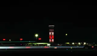 Sabiha Gökçen Havalimanı'nda hava trafik kontrol kulesi, 15 Temmuz'un 10. yıl dönümünde kırmızı-beyaza bürünecek