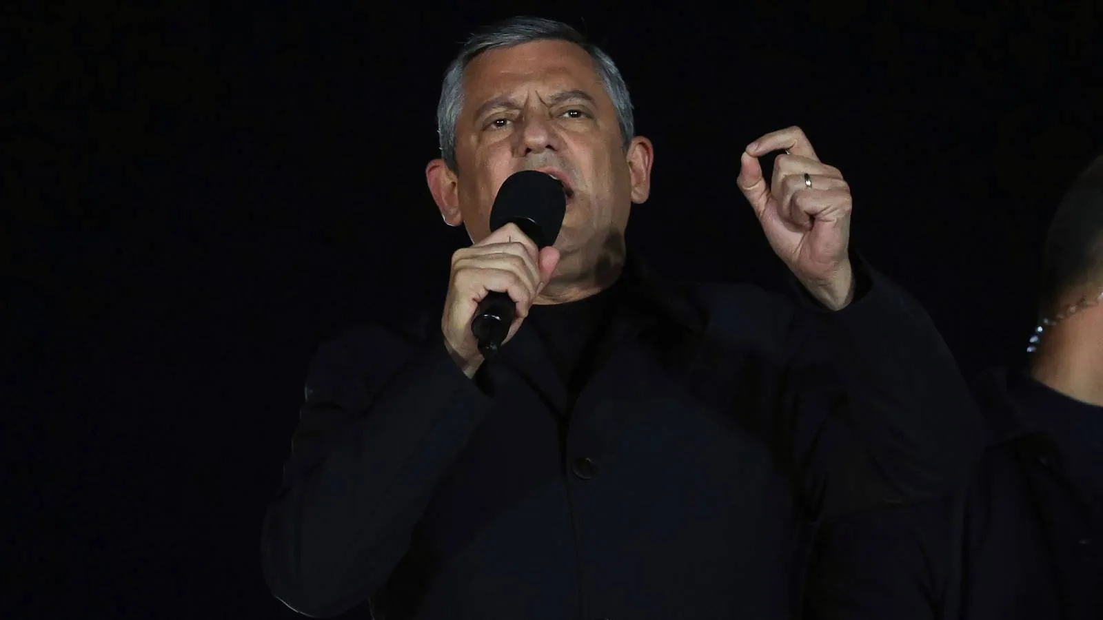 Özgür Özel’den Okul Güvenliği İçin Çarpıcı Plan!