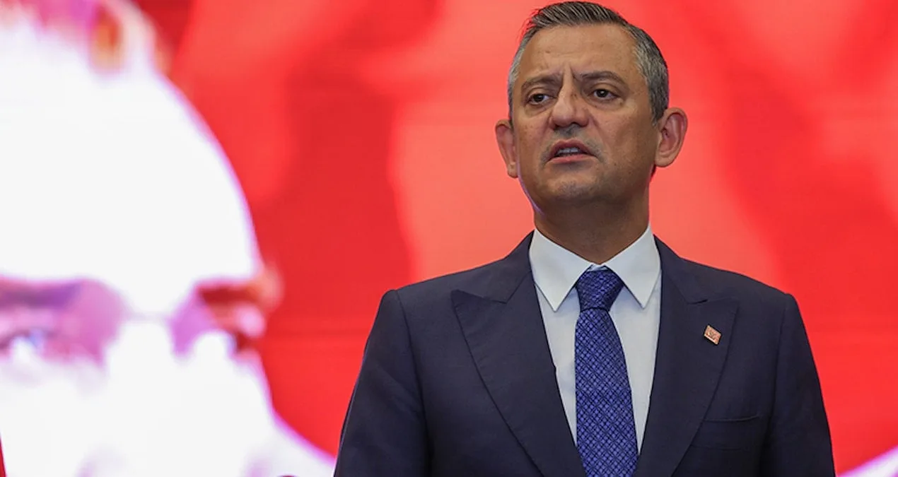Özgür Özel’den sert eleştiriler: ‘Topu kesiyor!’
