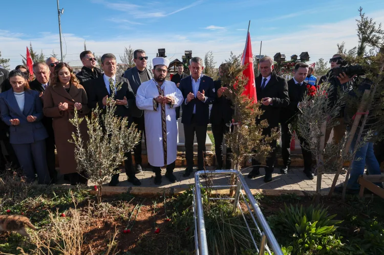 Özgür Özel, Deprem Şehitliği’ni Ziyaret Etti