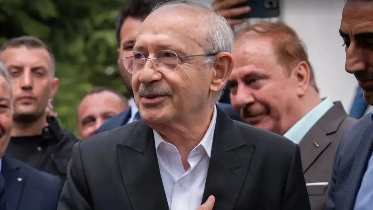 Özgür Özel in bayramlaşma programına yoğun ilgi! Dikkat çeken slogan: Özgür gelecek, özgür Türkiye 2