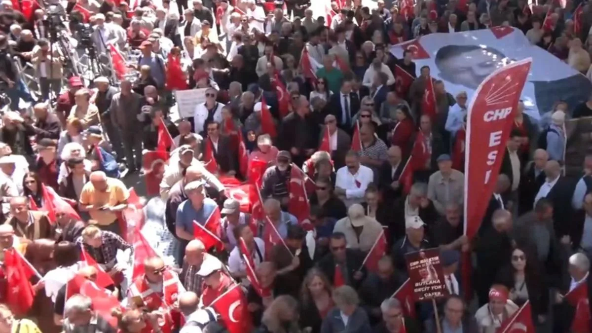 Özgür Özel’e Destek: ‘Özgür Türkiye’ Sloganları!