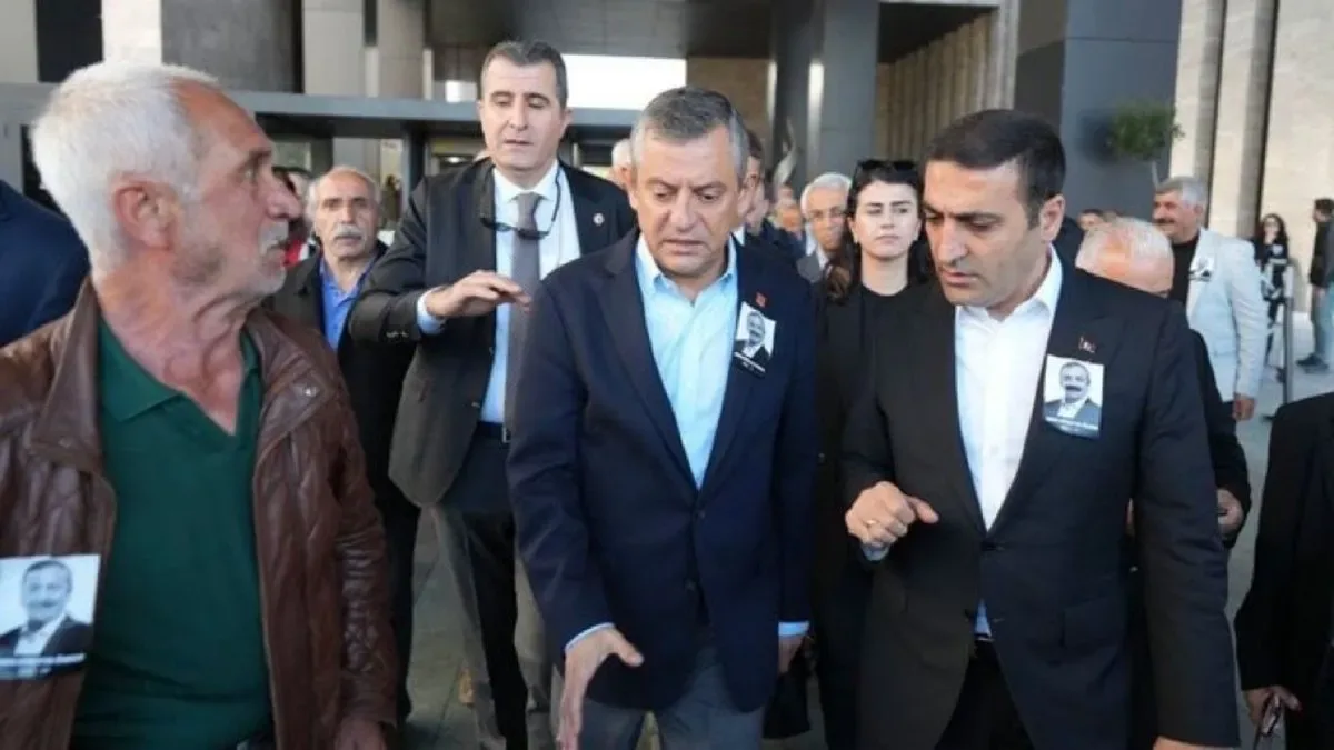 Özgür Özel’e Yumrukla Saldıran Evlat Katili!