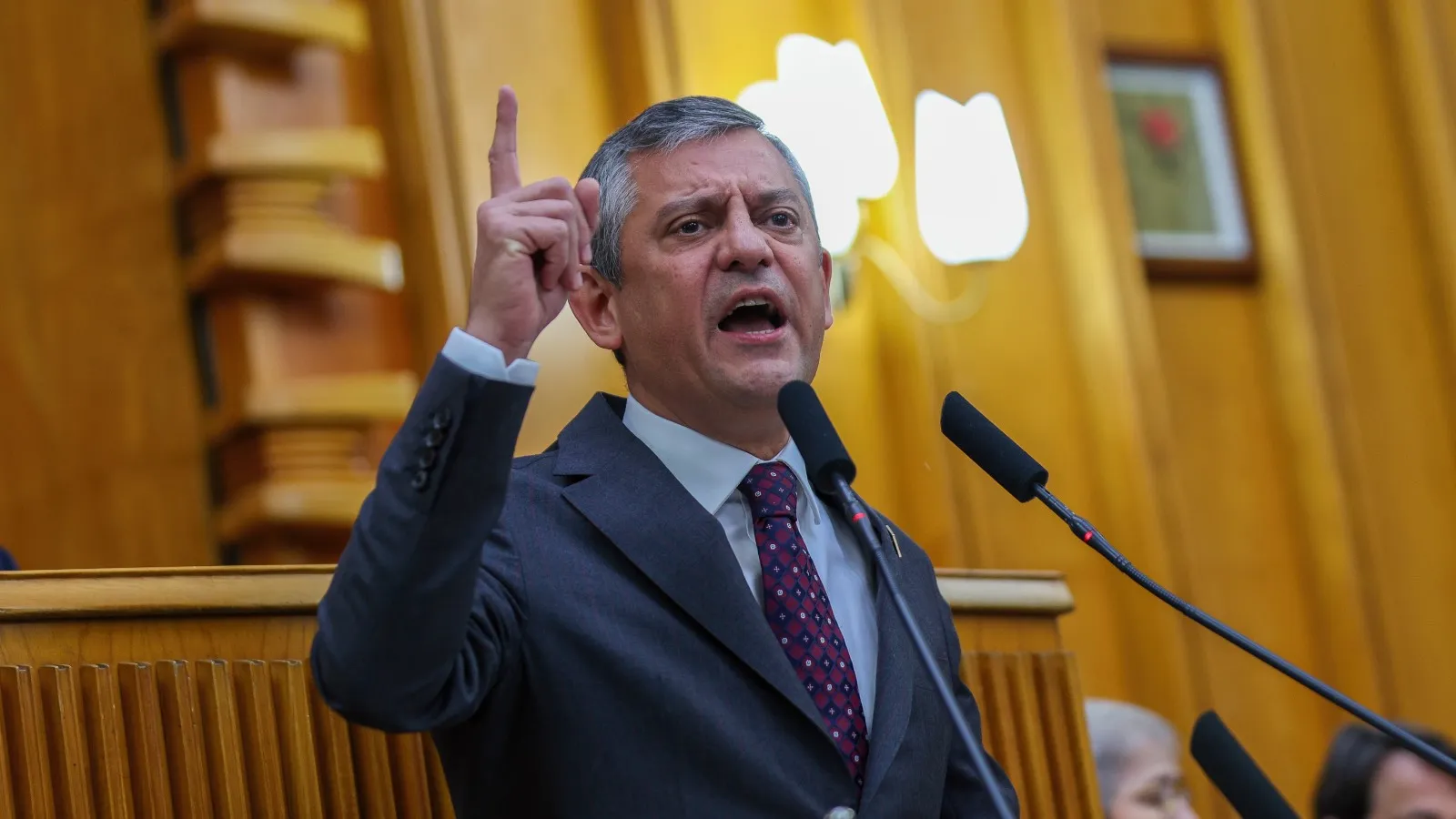 Özgür Özel: Ekonomik Kriz ve İktidar Eleştirisi