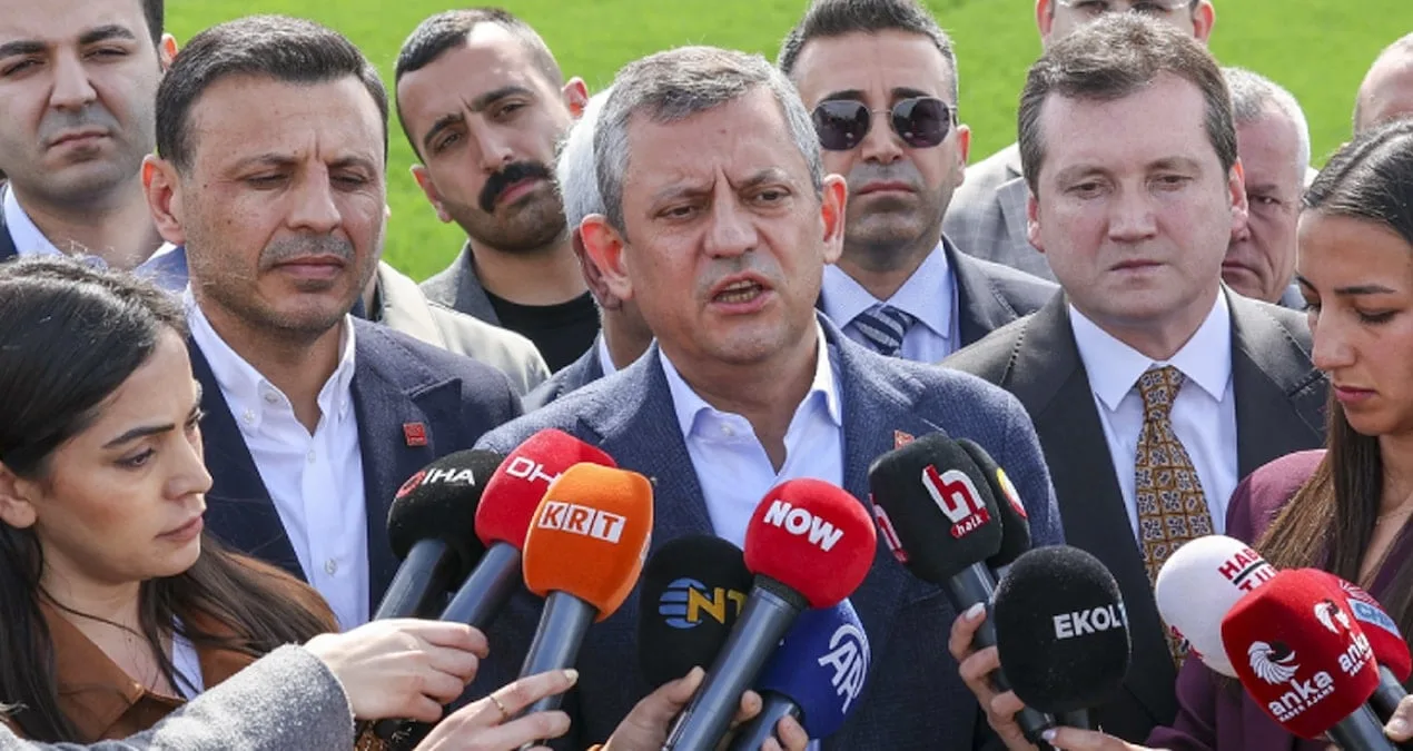 Özgür Özel: ‘Ev hapsindekiler restoranlarda!’