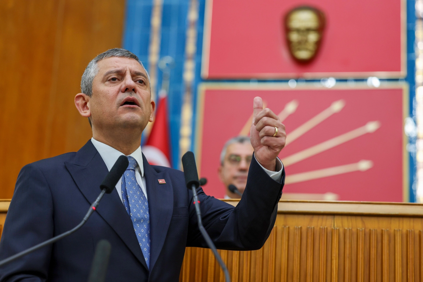 Özgür Özel: Gençlerin Geleceği İçin Güvence Şart!