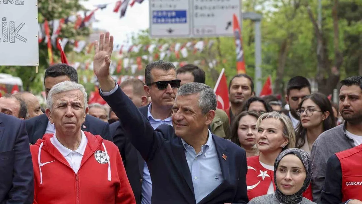 Özgür Özel, Gençlik Korteji’nde Ata’yı andı!