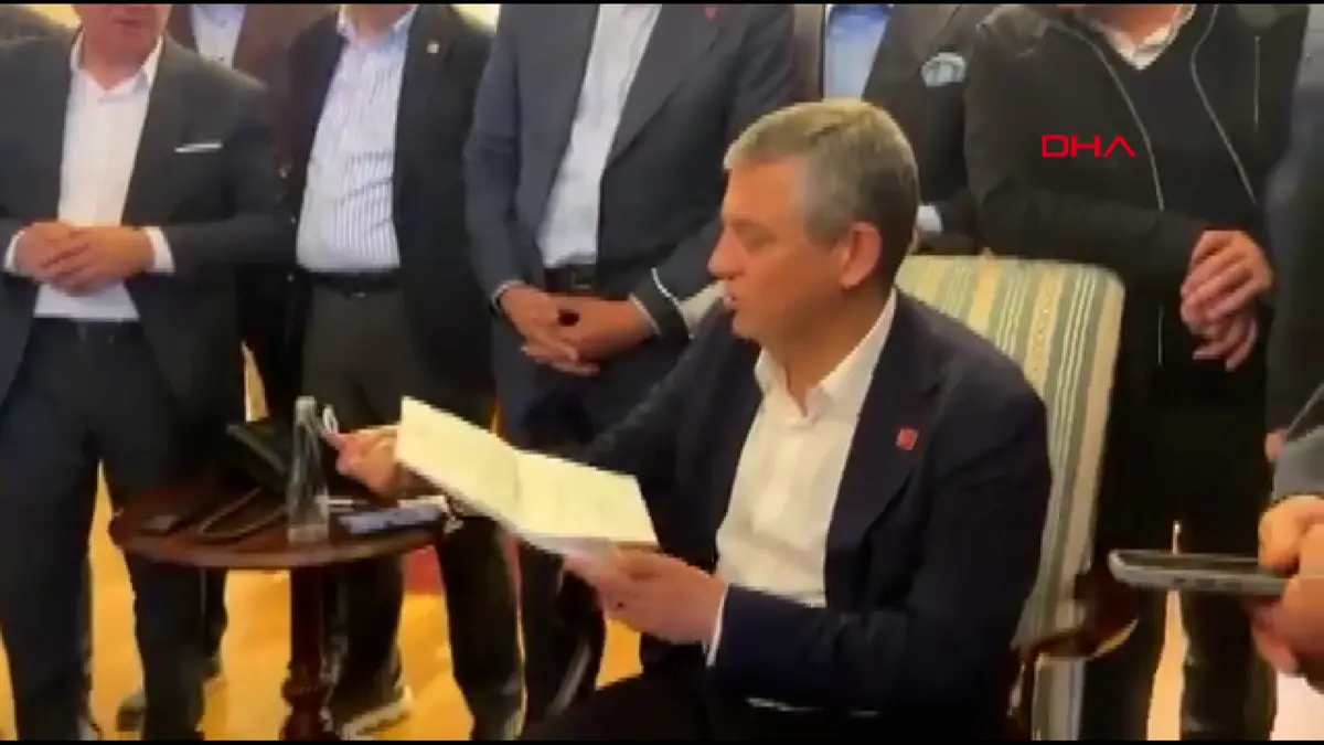 Özgür Özel in Genel Merkez de tebligatı yırttığı anlar gündem oldu 4