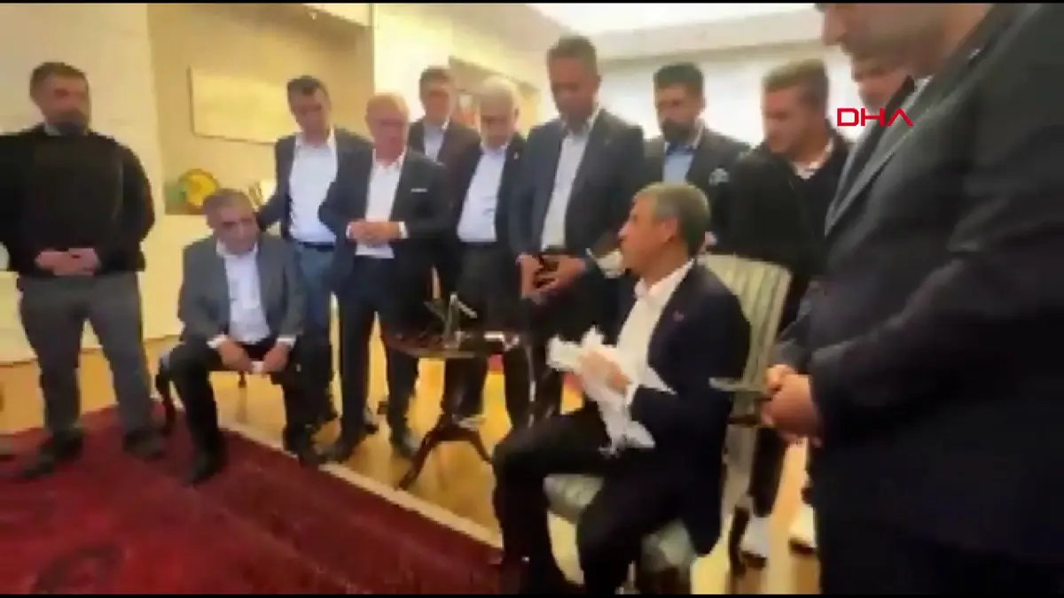 Özgür Özel in Genel Merkez de tebligatı yırttığı anlar gündem oldu 2