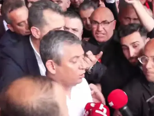 Son dakika! Özgür Özel CHP Genel Merkezi'nden ayrıldı: "Herkes kendisine yakışanı yapıyor"
