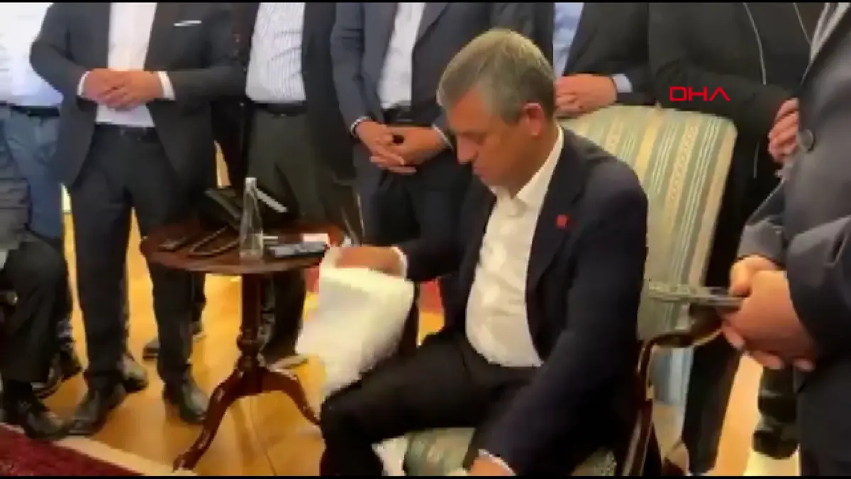 Özgür Özel in Genel Merkez de tebligatı yırttığı anlar gündem oldu 5