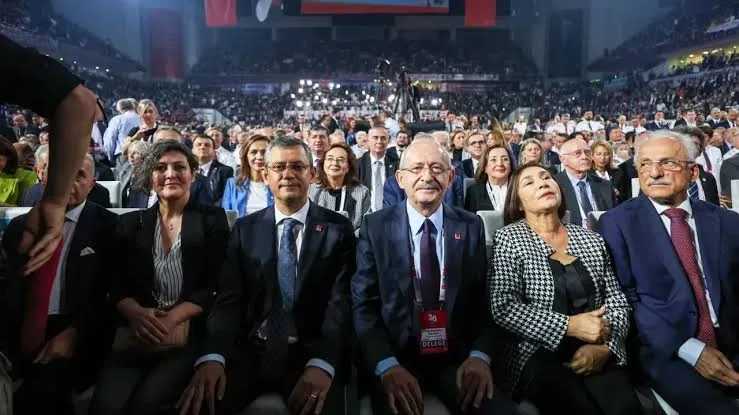 Özgür Özel’in Entrikaları Partinin Sonunu Getiriyor ve Buna Tarih Tanıklık Ediyor.