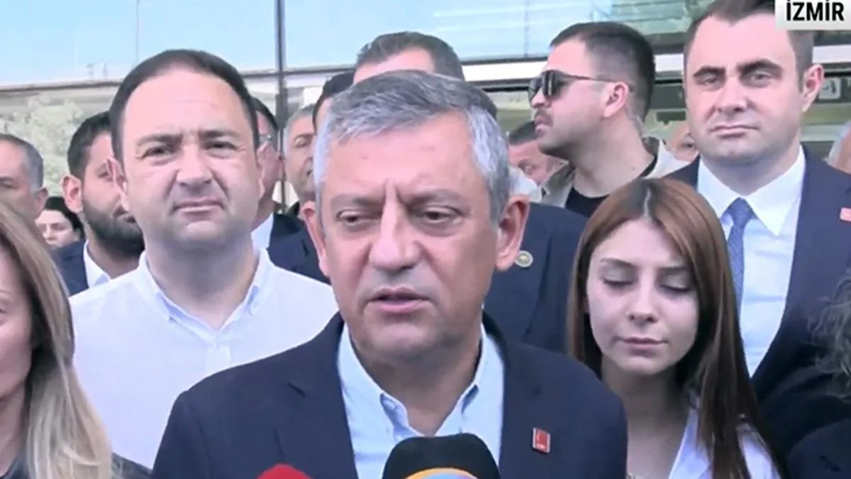 Özgür Özel İzmir’de Partililerle Buluştu