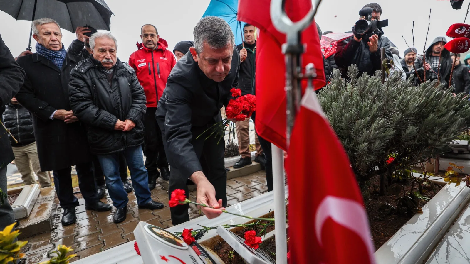 Özgür Özel, Kahramanmaraş’ta Deprem Şehitliği’ni Ziyaret Etti