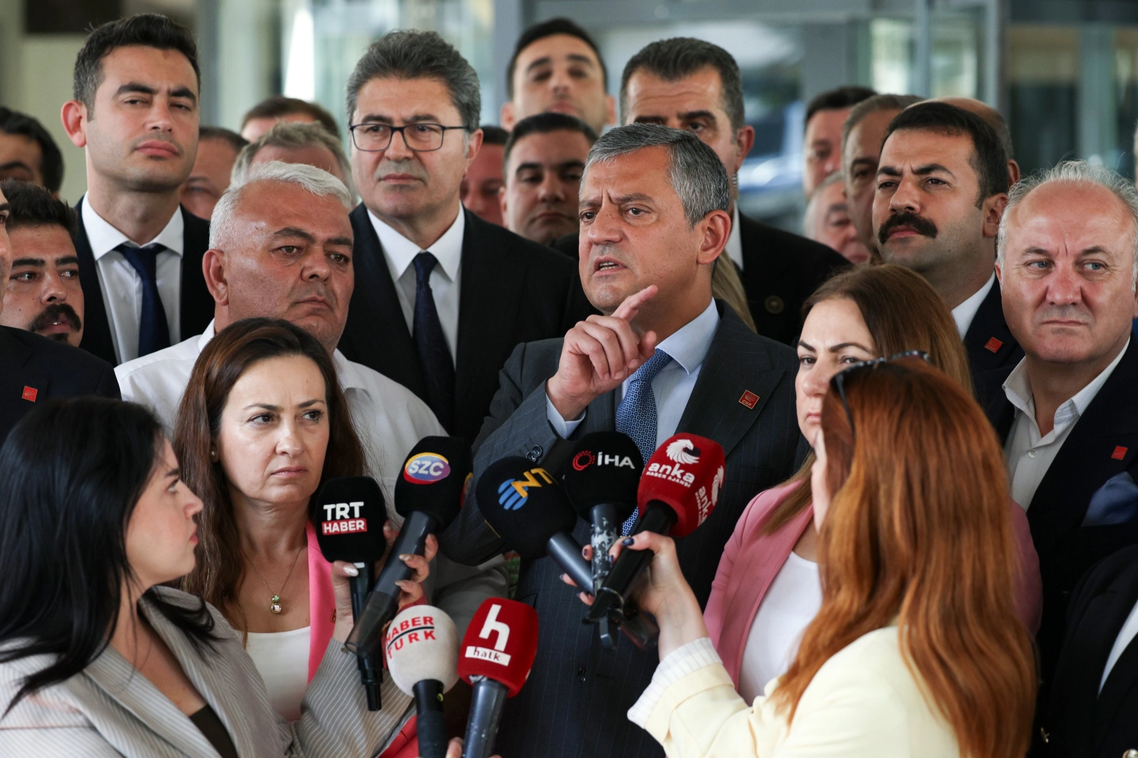 Özgür Özel: Kurultay Engellenemez, Demokrasi Nöbeti!
