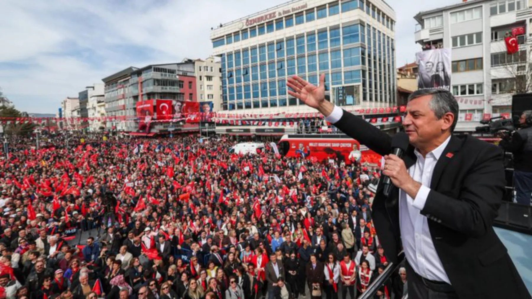 Özgür Özel: Nevruz, umudun yeşermesidir!