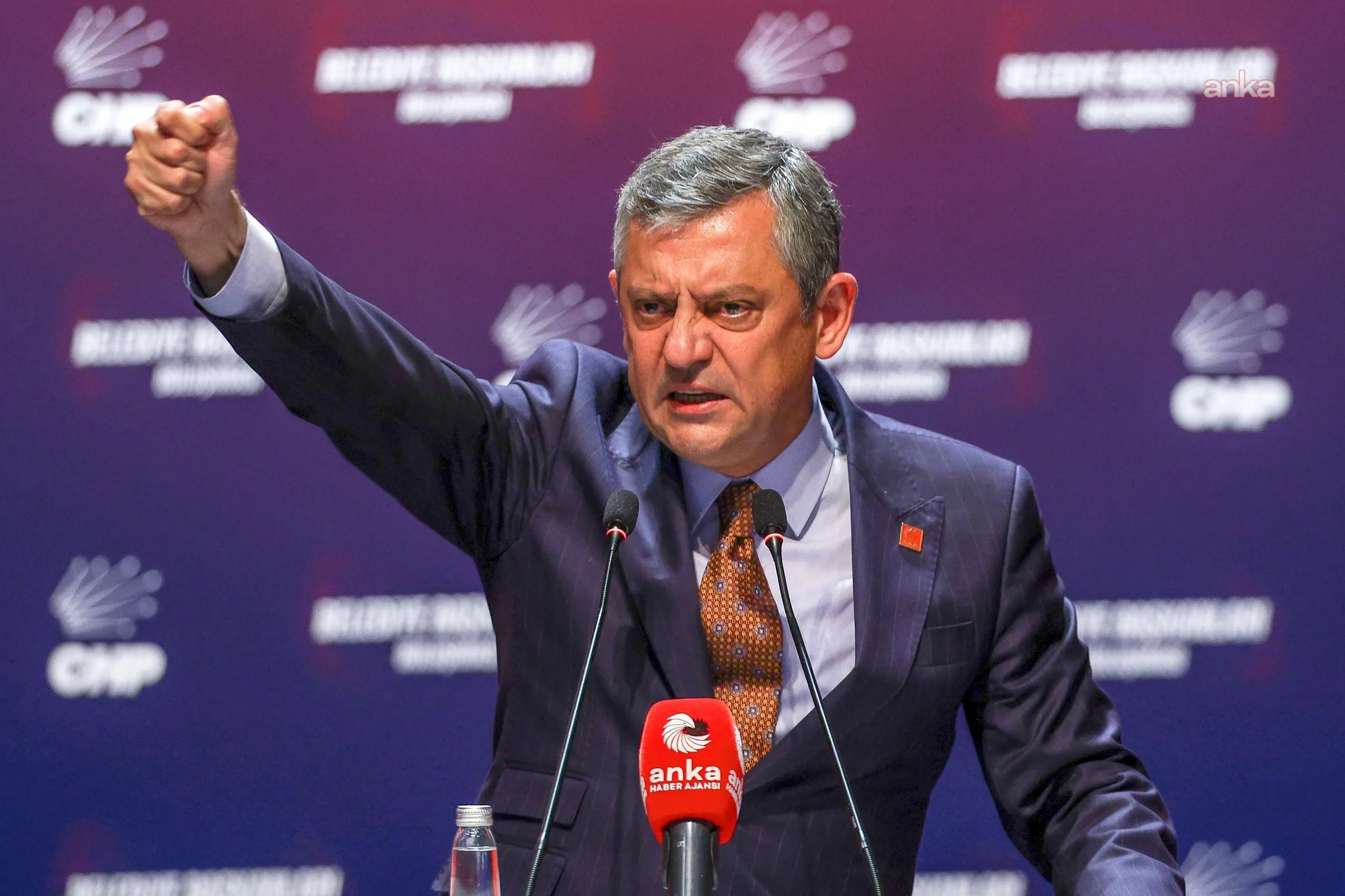 Özgür Özel: Onurlu Yaşam ya da Kara Düzen!